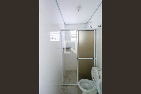Banheiro de kitnet/studio para alugar com 1 quarto, 26m² em Quarta Parada, São Paulo