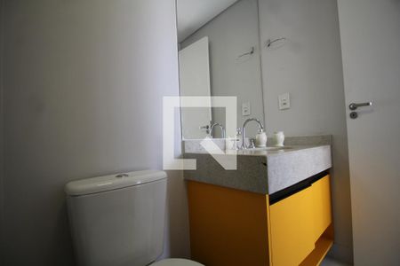 Banheiro de kitnet/studio para alugar com 1 quarto, 35m² em Real Parque, São Paulo