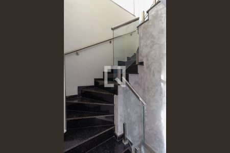 Escada  de casa para alugar com 2 quartos, 104m² em Vila Marieta, São Paulo