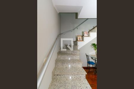 Escada de casa para alugar com 3 quartos, 186m² em Vila Antonieta, São Paulo