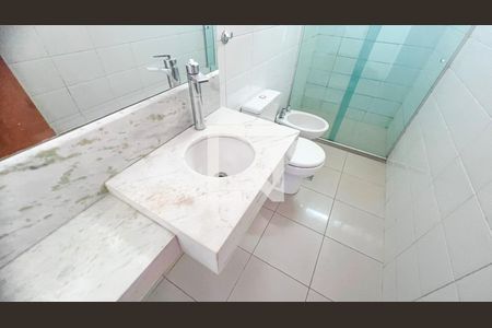 Casa de condomínio à venda com 288m², 4 quartos e 4 vagas Casa de condomínio à venda com 288m², 4 quartos e 4 vagasSuíte