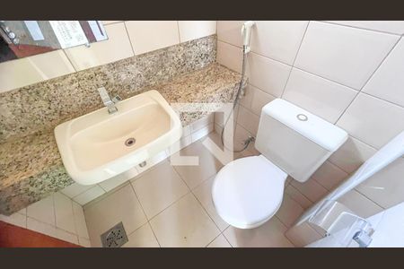 Casa de condomínio à venda com 288m², 4 quartos e 4 vagas Casa de condomínio à venda com 288m², 4 quartos e 4 vagasBanheiro