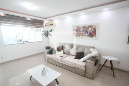 Sala de Estar de casa de condomínio para alugar com 5 quartos, 300m² em Jacarepaguá, Rio de Janeiro