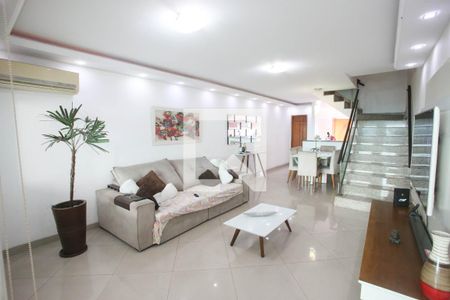 Sala de Estar de casa de condomínio para alugar com 5 quartos, 300m² em Jacarepaguá, Rio de Janeiro