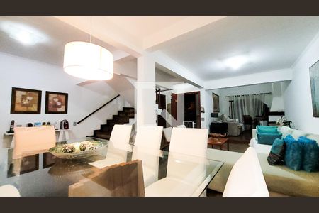Casa de condomínio à venda com 206m², 4 quartos e 6 vagasSala