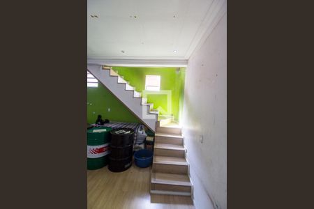 Escada de casa para alugar com 3 quartos, 246m² em Jardim Maria Helena, Barueri
