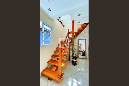 Escada de casa para alugar com 3 quartos, 223m² em Jardim Maria Dirce, Guarulhos
