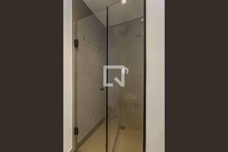 Banheiro de kitnet/studio para alugar com 1 quarto, 25m² em Indianópolis, São Paulo