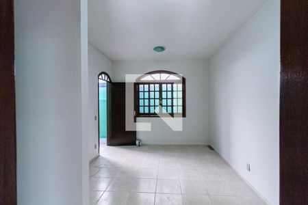 Sala  de casa à venda com 2 quartos, 70m² em Heliópolis, Belo Horizonte