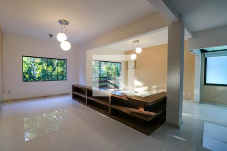 Casa de condomínio à venda com 600m², 3 quartos e 4 vagasSala