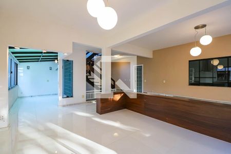 Casa de condomínio à venda com 600m², 3 quartos e 4 vagasSala