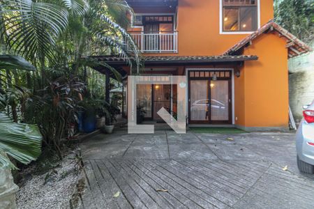 Casa de condomínio à venda com 650m², 3 quartos e 3 vagas Casa de condomínio à venda com 650m², 3 quartos e 3 vagasÁrea externa