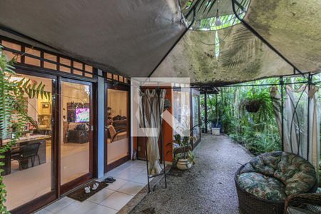 Casa de condomínio à venda com 650m², 3 quartos e 3 vagas Casa de condomínio à venda com 650m², 3 quartos e 3 vagasÁrea externa