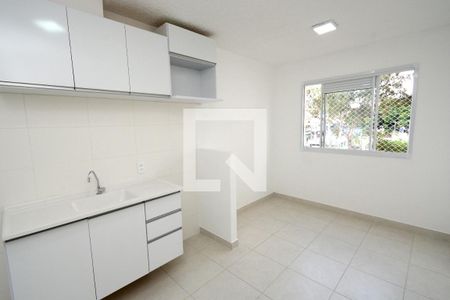 Sala/Cozinha de apartamento para alugar com 2 quartos, 33m² em Jardim Itacolomi, São Paulo