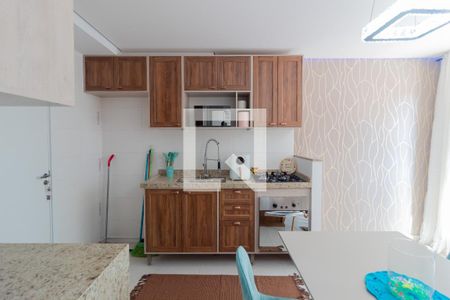 Sala/Cozinha/Área de serviço conjugados de apartamento para alugar com 2 quartos, 32m² em Jardim Itacolomi, São Paulo