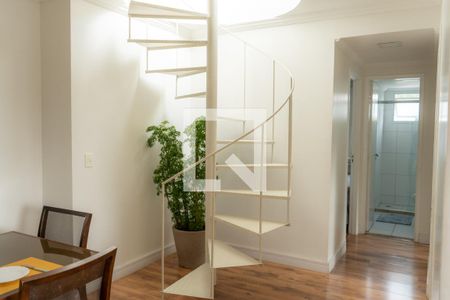 Escada de apartamento para alugar com 3 quartos, 190m² em Vila São Silvestre, São Paulo
