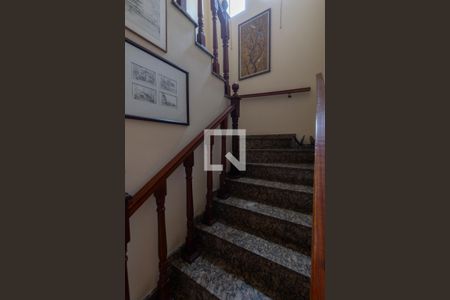 Casa à venda com 350m², 3 quartos e 5 vagas Casa à venda com 350m², 3 quartos e 5 vagasEscada