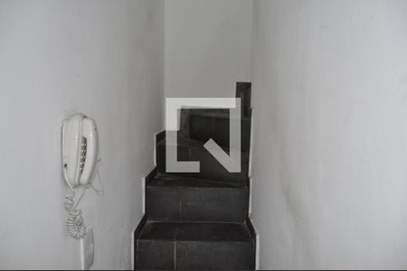 Escada de apartamento para alugar com 2 quartos, 61m² em Del Castilho, Rio de Janeiro