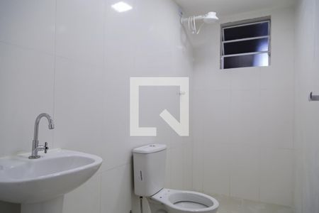 Banheiro de apartamento para alugar com 1 quarto, 28m² em Cidade Domitila, São Paulo
