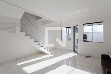 Sala de casa à venda com 3 quartos, 109m² em Rio Branco, Belo Horizonte