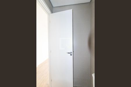 Banheiro Social de kitnet/studio para alugar com 1 quarto, 20m² em Alto da Glória, Curitiba
