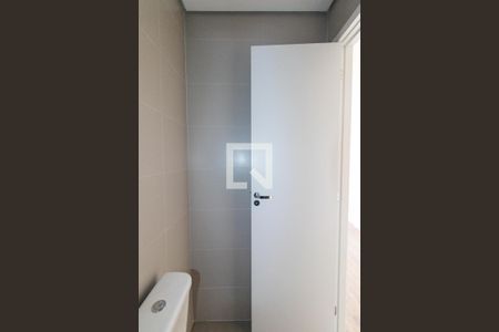 Banheiro Social de kitnet/studio para alugar com 1 quarto, 19m² em Alto da Glória, Curitiba