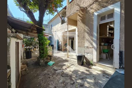 Casa à venda com 257m², 4 quartos e 4 vagas Casa à venda com 257m², 4 quartos e 4 vagasQuintal