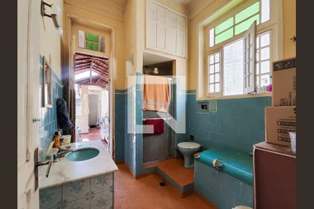 Casa à venda com 257m², 4 quartos e 4 vagas Casa à venda com 257m², 4 quartos e 4 vagasBanheiro Corredor 2