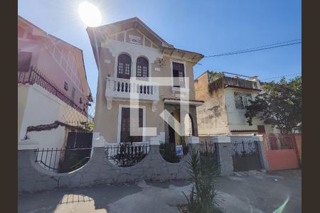 Casa à venda com 257m², 4 quartos e 4 vagas Casa à venda com 257m², 4 quartos e 4 vagasFachada