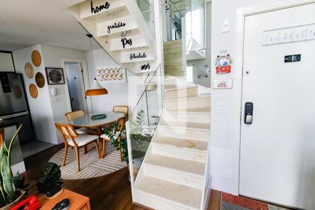 Escada acesso quartos de apartamento para alugar com 2 quartos, 69m² em Morumbi, São Paulo