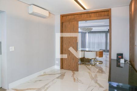 Sala de TV de apartamento à venda com 4 quartos, 221m² em Vila Romana, São Paulo