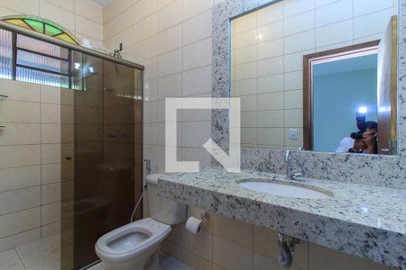 Banheiro 2 de casa para alugar com 3 quartos, 180m² em João Pinheiro, Belo Horizonte