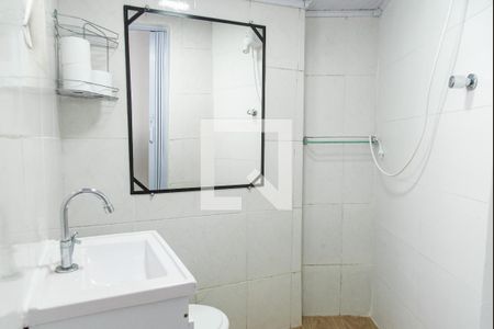 Banheiro de kitnet/studio para alugar com 1 quarto, 35m² em Vila Firmiano Pinto, São Paulo