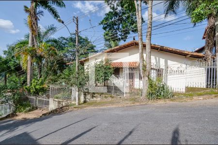 Casa à venda com 240m², 3 quartos e 13 vagas Casa à venda com 240m², 3 quartos e 13 vagasFachada