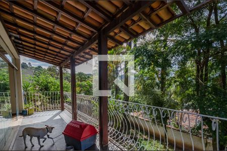 Casa à venda com 240m², 3 quartos e 13 vagas Casa à venda com 240m², 3 quartos e 13 vagasVaranda