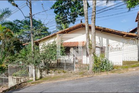 Casa à venda com 240m², 3 quartos e 13 vagas Casa à venda com 240m², 3 quartos e 13 vagasFachada