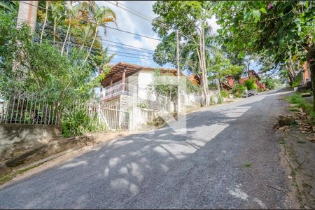 Casa à venda com 240m², 3 quartos e 13 vagas Casa à venda com 240m², 3 quartos e 13 vagasFachada