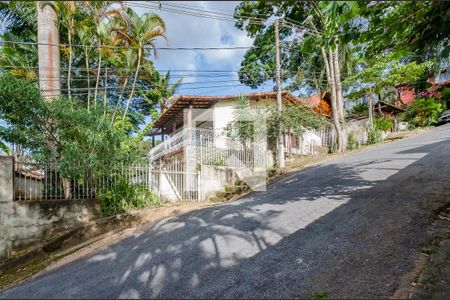 Casa à venda com 240m², 3 quartos e 13 vagas Casa à venda com 240m², 3 quartos e 13 vagasFachada