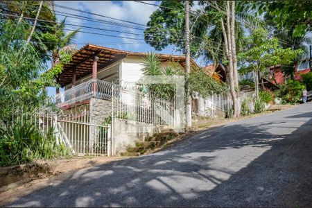 Casa à venda com 240m², 3 quartos e 13 vagas Casa à venda com 240m², 3 quartos e 13 vagasFachada