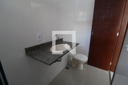 Banheiro da suíte 1 de casa de condomínio para alugar com 2 quartos, 70m² em Jacarepaguá, Rio de Janeiro