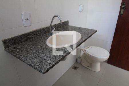 Banheiro da suíte 1 de casa de condomínio para alugar com 2 quartos, 70m² em Jacarepaguá, Rio de Janeiro