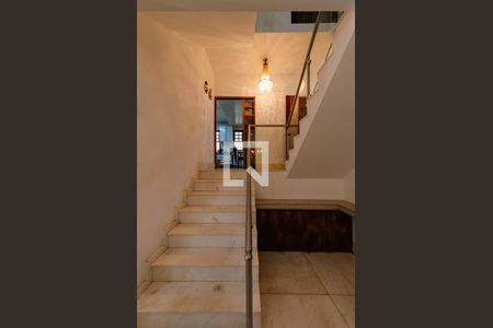 Escada de casa à venda com 4 quartos, 400m² em Belvedere, Belo Horizonte