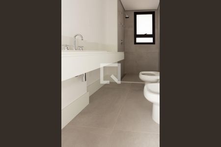 Apartamento à venda com 373m², 4 quartos e 4 vagas Apartamento à venda com 373m², 4 quartos e 4 vagasBanheiro da Suíte 3