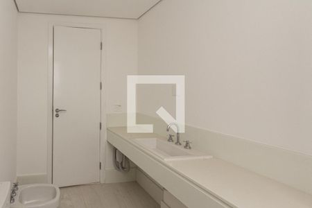 Apartamento à venda com 373m², 4 quartos e 4 vagas Apartamento à venda com 373m², 4 quartos e 4 vagasBanheiro da Suíte 4