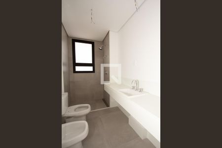 Apartamento à venda com 375m², 4 quartos e 4 vagas Apartamento à venda com 375m², 4 quartos e 4 vagasBanheiro da Suíte 2