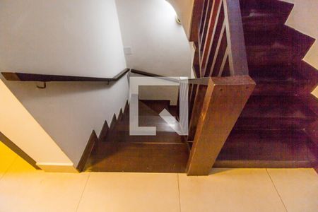 Apartamento para alugar com 390m², 5 quartos e 4 vagas Apartamento para alugar com 390m², 5 quartos e 4 vagasEscada