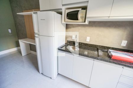 Pia geladeira e microondas  de kitnet/studio para alugar com 1 quarto, 26m² em Vila Gomes Cardim, São Paulo