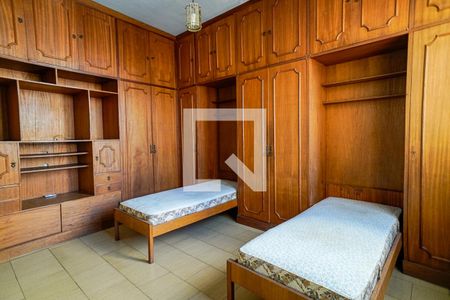 Casa à venda com 214m², 5 quartos e 2 vagas Casa à venda com 214m², 5 quartos e 2 vagasQuarto segundo andar