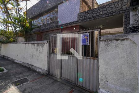 Casa à venda com 214m², 5 quartos e 2 vagas Casa à venda com 214m², 5 quartos e 2 vagasEntrada