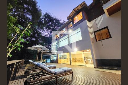 Deck - fundos de casa de condomínio à venda com 5 quartos, 395m² em Retiro do Chalé, Brumadinho